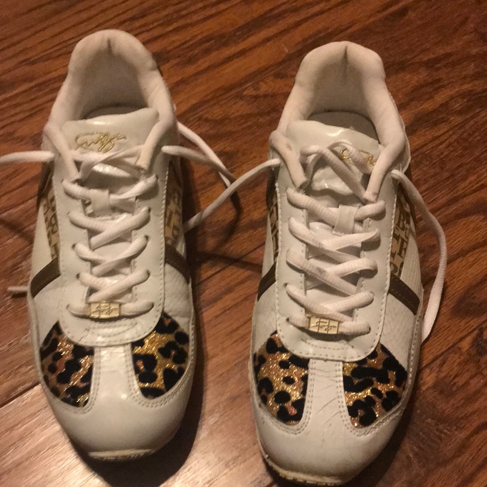 Tennis shoes